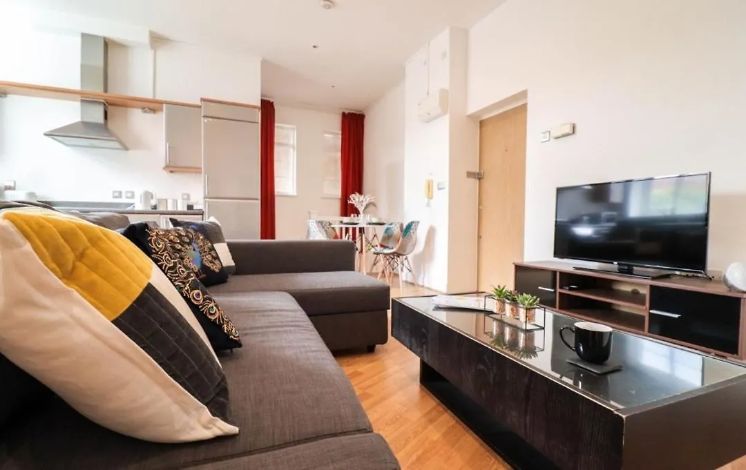 Large 1 Bedroom Apartment In Canning Town Close To Excel London, 02 Arena, Canary Wharf With Free Parking