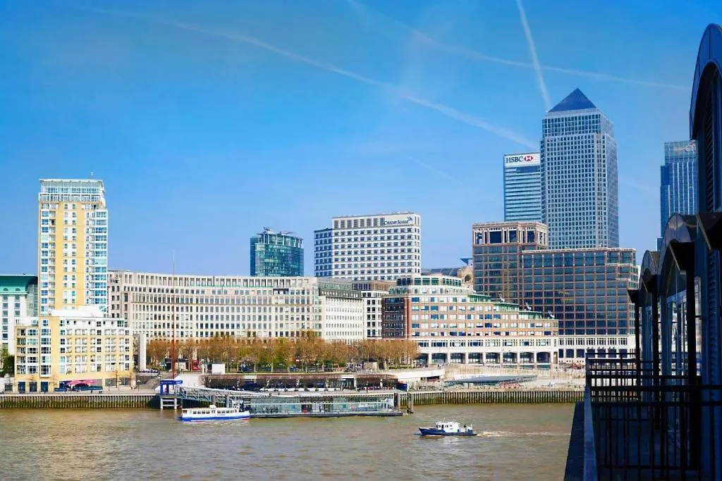 Large 1 Bedroom Apartment In Canning Town Close To Excel London, 02 Arena, Canary Wharf With Free Parking